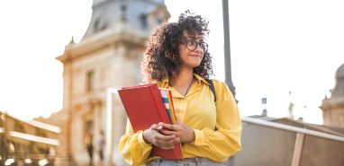 estudiante con seguro de salud sanitas